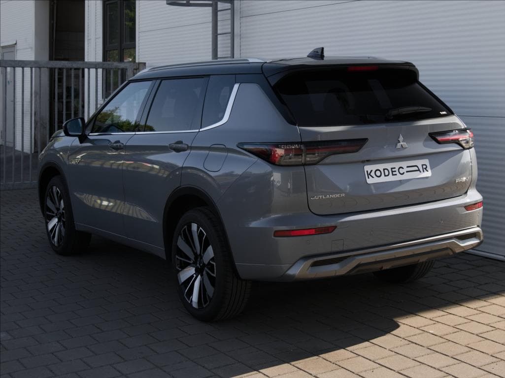 Mitsubishi Outlander - 4