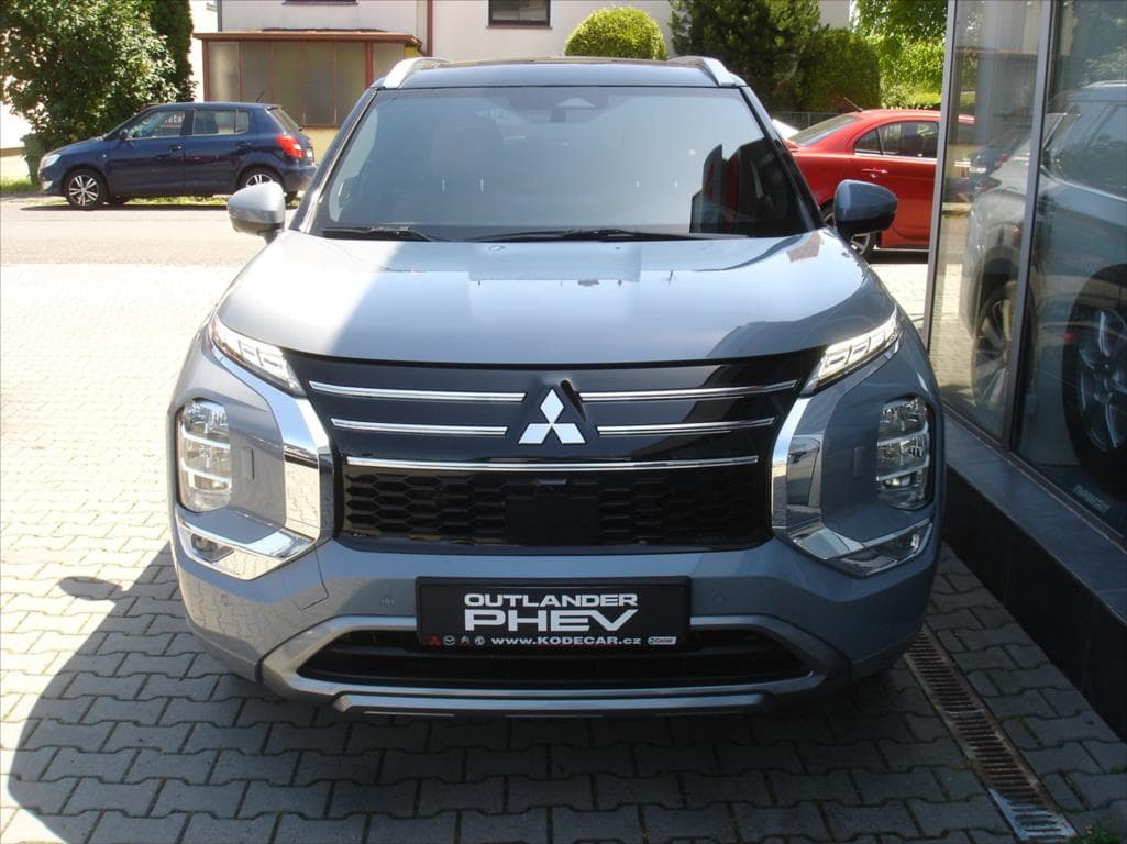 Mitsubishi Outlander - 2